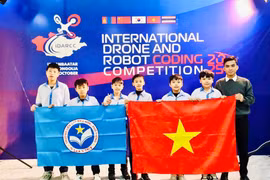 Em Vũ Hoàng Nam (ngoài cùng bên trái) xuất sắc đạt huy chương vàng lập trình Drone cá nhân. 