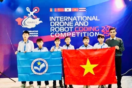 Em Vũ Hoàng Nam (ngoài cùng bên trái) xuất sắc đạt huy chương vàng lập trình Drone cá nhân. 