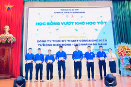 Khoa Kỹ thuật và Công nghệ trao học bổng cho tân sinh viên vượt khó, đạt thành tích cao. Ảnh: T.D