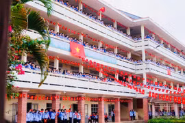 Trường học rực sắc cờ đỏ sao vàng chào mừng đại lễ 30-4