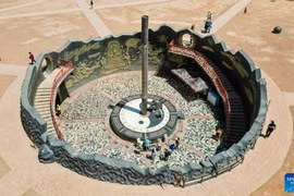 Nhiệt kế khổng lồ cao 12m đặt ngoài trời. (Ảnh: Internet)