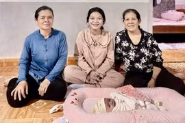 Tranh thủ thời gian rảnh, bà Siu H’Jip (bìa phải) đến nhà chăm sóc sức khỏe cho sản phụ. Ảnh: NVCC