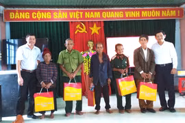 Trưởng Ban Tổ chức Tỉnh ủy Mai Việt Trung thăm, tặng quà gia đình chính sách