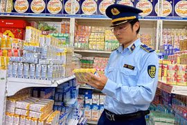 Lực lượng Quản lý thị trường tỉnh tăng cường kiểm tra hàng hóa nhằm đảm bảo chất lượng đến người tiêu dùng. Ảnh: V.T