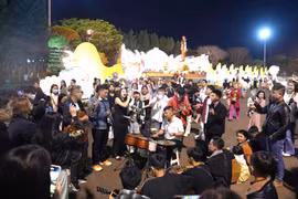 Các nhóm nhạc trẻ cùng biểu diễn giao lưu tại Quảng trường Đại Đoàn Kết Pleiku. Ảnh: Ngọc Duy