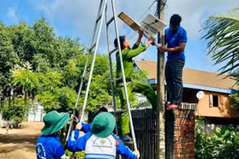 Sinh viên tình nguyện góp sức dựng xây buôn làng