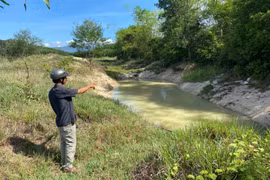 Xã Phù Mỹ trao tiền hỗ trợ gia đình 2 em nhỏ tử vong do đuối nước