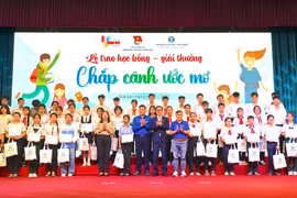 Trao 100 suất học bổng "Chắp cánh ước mơ" cho học sinh khó khăn