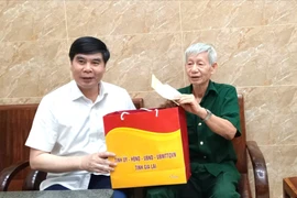 Phó Chủ tịch UBND tỉnh Lâm Hải Giang tặng quà tri ân các gia đình chính sách ở phường Quy Nhơn Tây