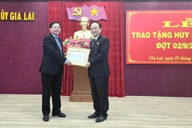 Trao tặng Huy hiệu 50 năm tuổi Đảng cho nguyên Bí thư Tỉnh ủy Bình Định Nguyễn Văn Thiện