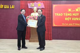 Trao tặng Huy hiệu 50 năm tuổi Đảng cho nguyên Bí thư Tỉnh ủy Bình Định Nguyễn Văn Thiện