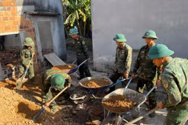 Lữ đoàn 572 hỗ trợ 2 gia đình khó khăn “xóa nhà tạm, nhà dột nát”