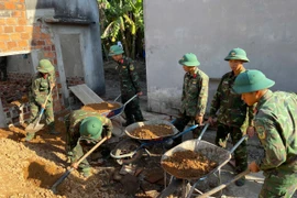 Lữ đoàn 572 hỗ trợ 2 gia đình khó khăn “xóa nhà tạm, nhà dột nát”