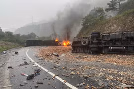 Xe đầu kéo bốc cháy dữ dội sau vụ va chạm trên đèo Mang Yang