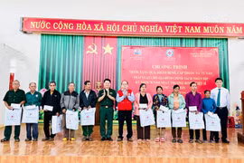 Khám bệnh, tư vấn pháp luật và tặng quà cho 169 gia đình chính sách xã Gào