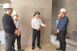 Phó Chủ tịch UBND tỉnh Nguyễn Hữu Quế (thứ 3 từ trái sang) kiểm tra thực tế các căn nhà đang thi công. Ảnh: Hồng Thương