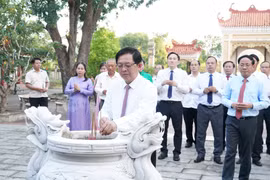 Bí thư Tỉnh ủy Hồ Quốc Dũng và các đồng chí lãnh đạo tỉnh dâng hương tại Di tích Gò Lăng tưởng nhớ công lao to lớn của thân phụ, thân mẫu Tây Sơn Tam kiệt. Ảnh: N.H