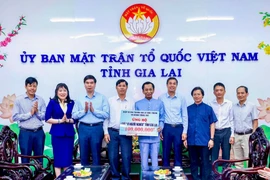 Hiệp Sĩ Đại Thánh giá Lê Đức Thịnh trao tiền ủng hộ Quỹ "Vì người nghèo" tại Ủy ban MTTQ Việt Nam tỉnh Gia Lai. Ảnh: Bình Dương