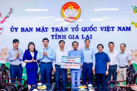 Hiệp Sĩ Đại Thánh giá Lê Đức Thịnh trao tiền ủng hộ Quỹ "Vì người nghèo" tại Ủy ban MTTQ Việt Nam tỉnh Gia Lai. Ảnh: Bình Dương