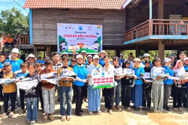 Chung tay nâng bước em đến trường