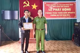 Thay mặt lãnh đạo UBND phường An Phú, Thượng tá Hồ Thanh Sơn-Trưởng Công an phường đã trao giấy khen cho anh Sinh. Ảnh: Minh Phương