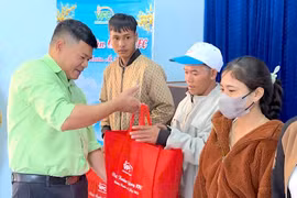 Công ty VFC tặng 100 suất quà Tết cho nông dân nghèo, cận nghèo tại Kông Chro