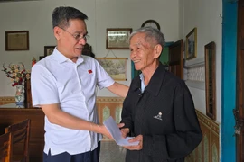 Đại biểu Quốc hội tỉnh Gia Lai Đinh Ngọc Quý thăm, tặng quà các gia đình chính sách