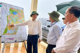 Bí thư Tỉnh ủy Hồ Quốc Dũng kiểm tra tiến độ triển khai dự án hệ thống kênh thuỷ lợi Ia Mơr. Ảnh: Hà Duy