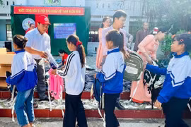 Tặng 395 suất quà cho học sinh khó khăn ở Phú Thiện
