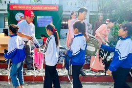 Tặng 395 suất quà cho học sinh khó khăn ở Phú Thiện