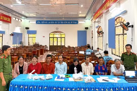 Các đối tượng bị tạm giữ hình sự để điều tra làm rõ hành vi đánh bạc. Ảnh: ĐVCC