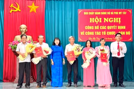 Lãnh đạo Đảng ủy xã Phù Mỹ Tây trao quyết định thành lập các chi bộ trực thuộc Đảng ủy xã. Ảnh: Thanh Chi