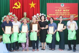 Đại diện lãnh đạo phường Quy Nhơn Bắc tặng quà chúc thọ, mừng thọ cho người cao tuổi. Ảnh: Nguyễn Nguyệt