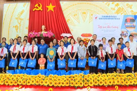 Gia Lai: Tặng 145 suất quà cho học sinh nghèo vượt khó ở xã Vạn Đức