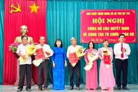 Lãnh đạo Đảng ủy xã Phù Mỹ Tây trao quyết định thành lập các chi bộ trực thuộc Đảng ủy xã. Ảnh: Thanh Chi