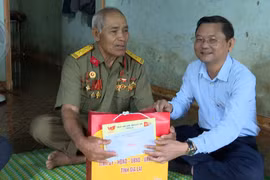 Phó Chủ tịch UBND tỉnh Nguyễn Tự Công Hoàng thăm, tặng quà các gia đình chính sách và người có công 