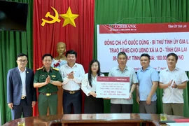 Trao bảng tượng trưng tặng 5 bộ máy vi tính cho UBND xã Ia O