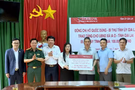 Trao bảng tượng trưng tặng 5 bộ máy vi tính cho UBND xã Ia O