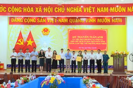 Phó Chủ tịch UBND tỉnh Nguyễn Tuấn Anh (thứ 6 từ trái sang) tặng quà cho lãnh đạo phường Hoài Nhơn. Ảnh: Phi Long