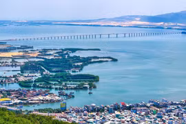 Nếu có hướng khai thác tốt, xây dựng và kết nối hiệu quả các điểm đến, đầm Thị Nại sẽ tạo sức cuốn hút đối với du khách. Ảnh: Nguyễn Dũng