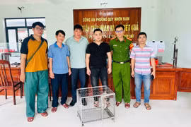 Anh Nguyễn Thiện Quang tự nguyện giao nộp cá thể tê tê cho Công an và UBND phường Quy Nhơn Nam. Ảnh: Đ.V