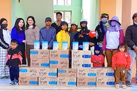 Tặng sữa cho trẻ em nghèo, khuyết tật tại Đak Pơ