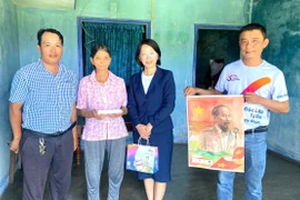 Tặng điện thoại thông minh cho 5 hộ dân khó khăn ở phường Quy Nhơn Bắc