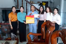 Phó Chủ tịch HĐND tỉnh Huỳnh Thúy Vân thăm, tặng quà gia đình chính sách tiêu biểu