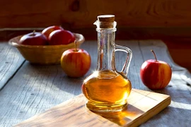 Tóc sạch gàu, óng mượt nhờ giấm táo