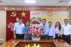 Lãnh đạo Báo và PTTH Gia Lai chúc mừng Ban Tuyên giáo và Dân vận Tỉnh ủy