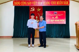 Pleiku: 8 thanh niên được kết nạp Đảng trước ngày lên đường nhập ngũ