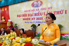 Đồng chí Nguyễn Thị Phong Vũ-Ủy viên Ban Thường vụ Tỉnh ủy, Trưởng Ban Tuyên giáo và Dân vận Tỉnh ủy phát biểu chỉ đạo tại Đại hội. Ảnh: Nhật Trường