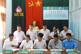 Phòng giao dịch Ngân hàng Chính sách xã hội Mang Yang ký kết hợp đồng ủy thác với các tổ chức chính trị-xã hội