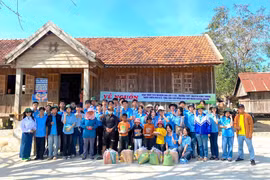 Giáo viên và học sinh Trường THPT chuyên Hùng Vương “về nguồn” tại Kbang